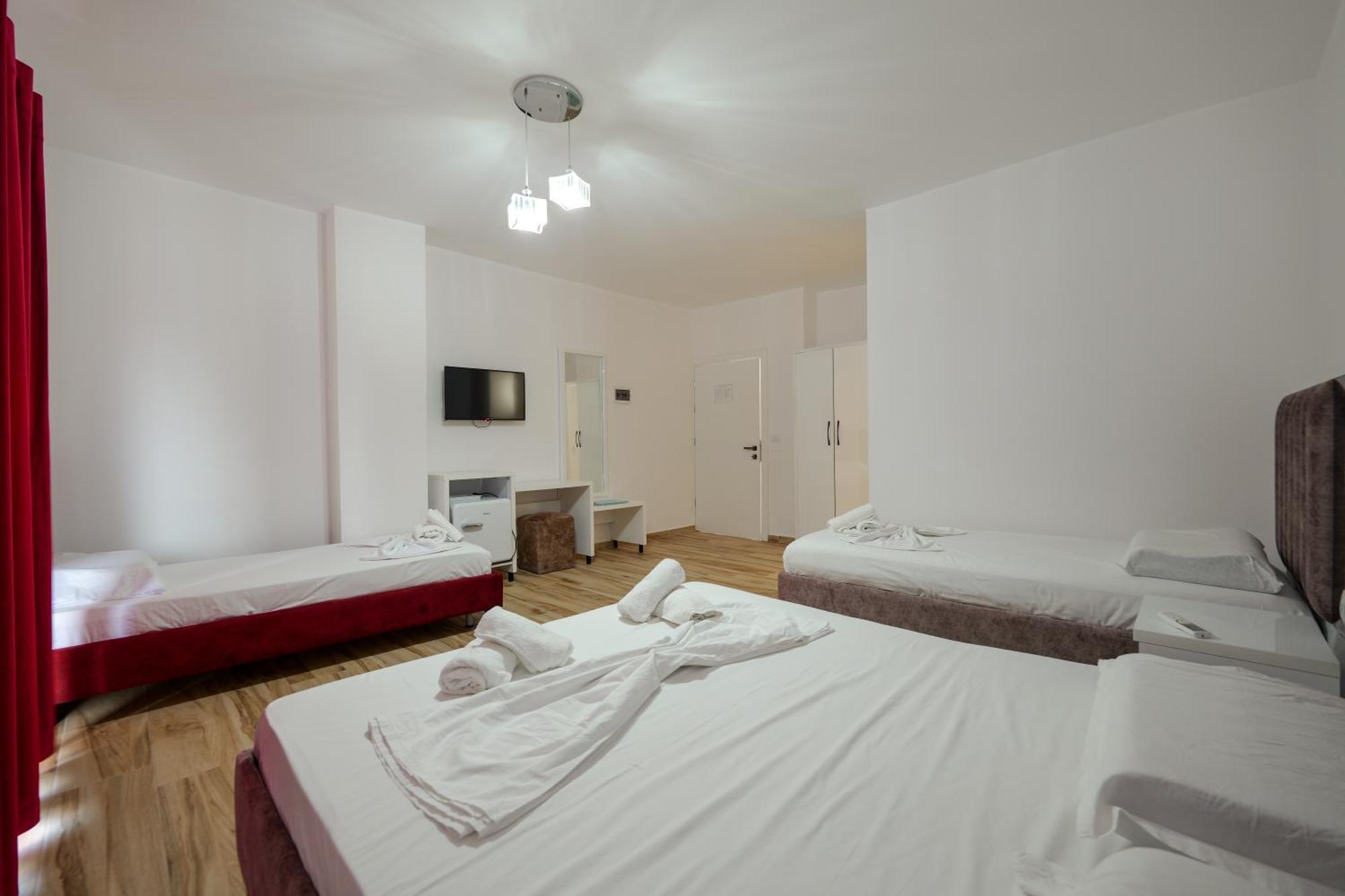Hotel Take Borsh Bagian luar foto