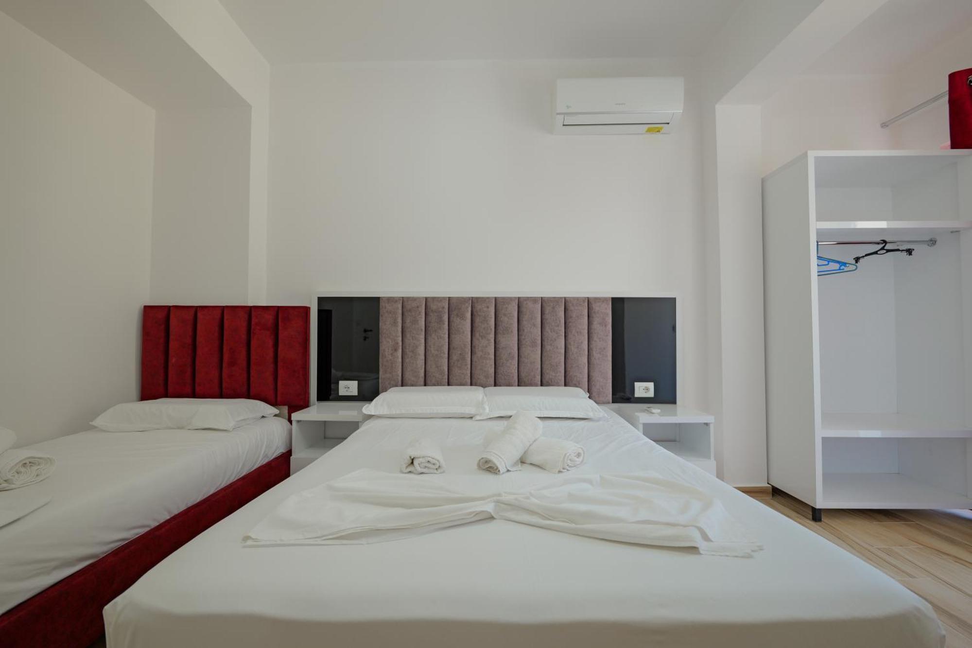 Hotel Take Borsh Bagian luar foto