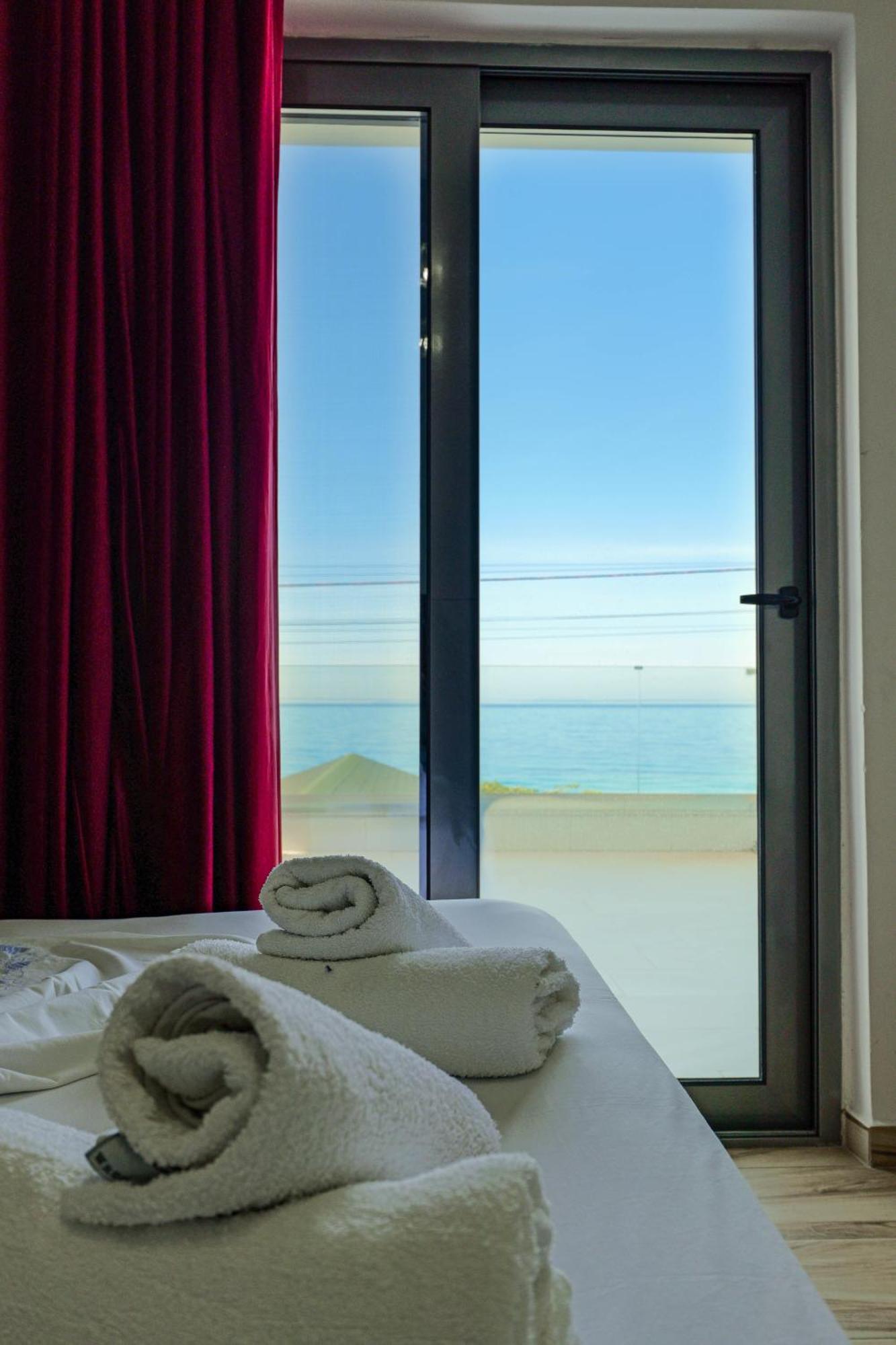 Hotel Take Borsh Bagian luar foto