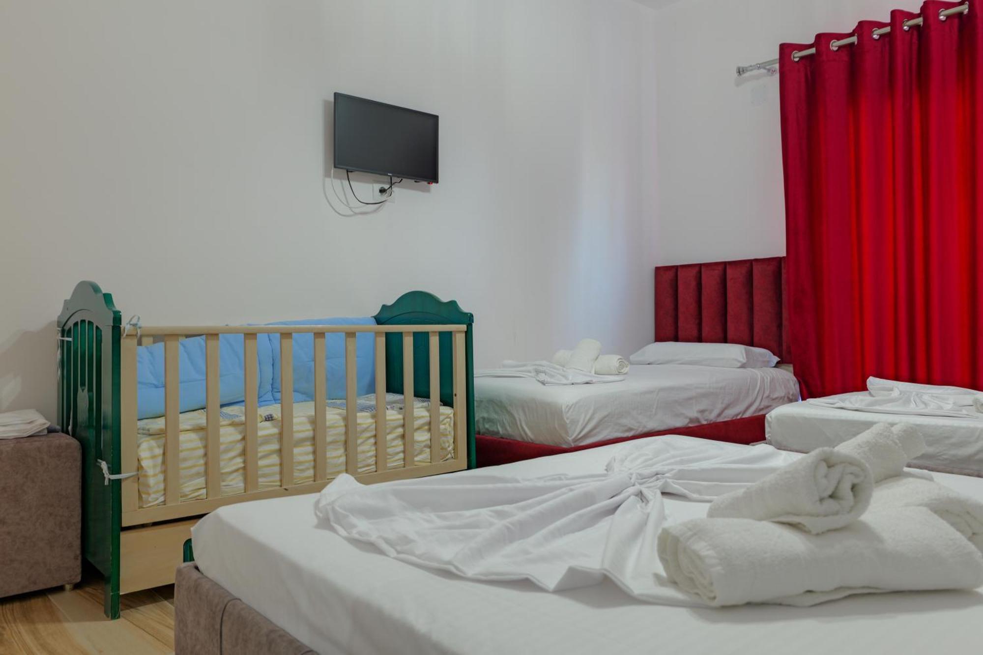 Hotel Take Borsh Bagian luar foto