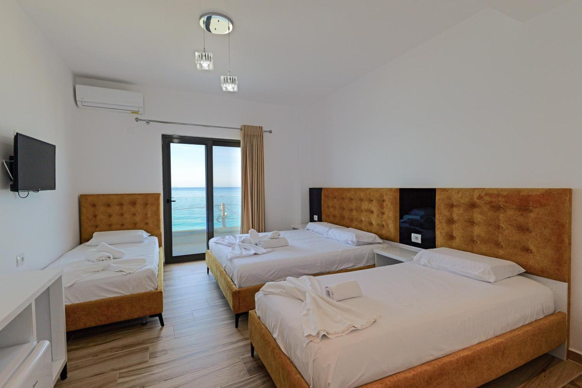 Hotel Take Borsh Bagian luar foto