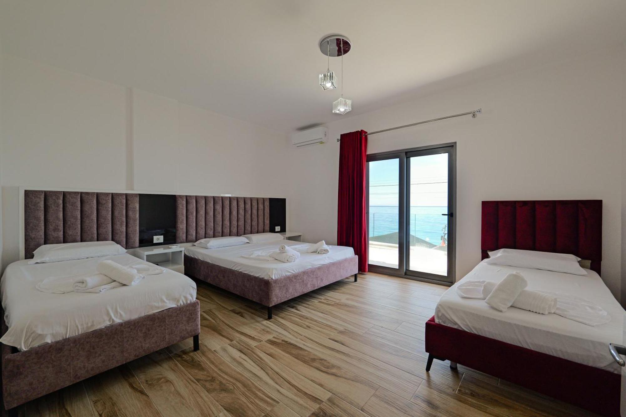 Hotel Take Borsh Bagian luar foto