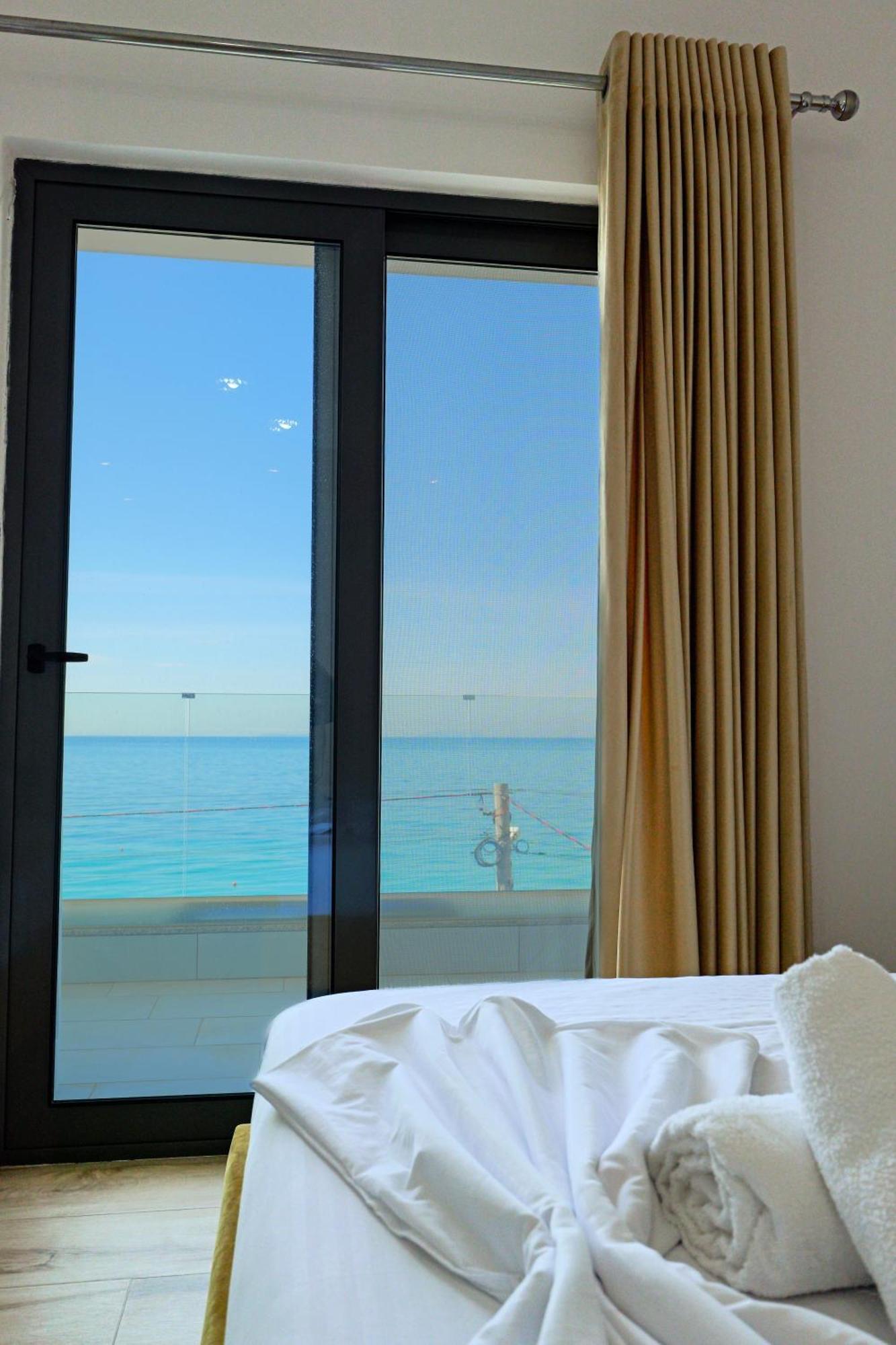 Hotel Take Borsh Bagian luar foto