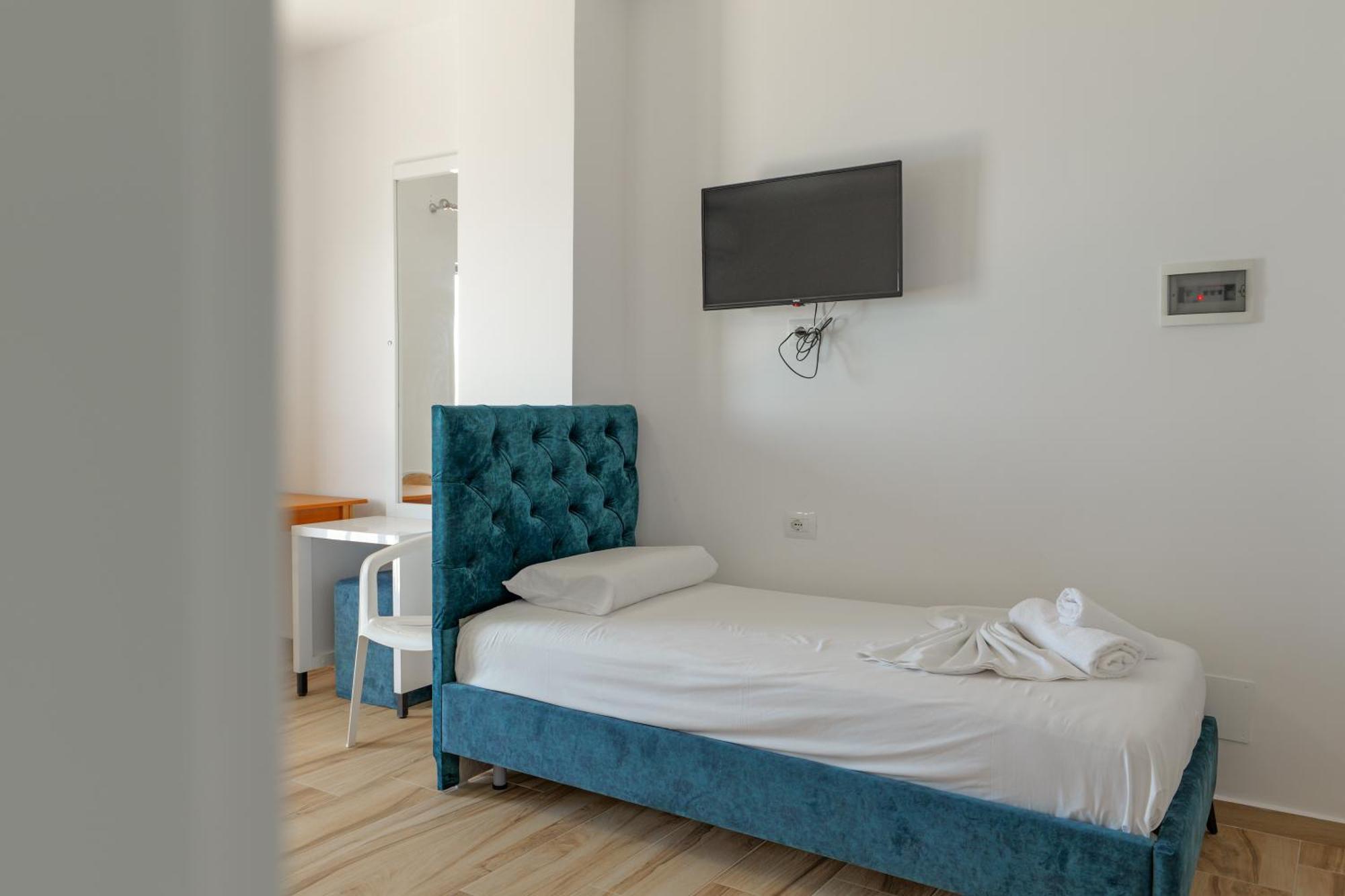 Hotel Take Borsh Bagian luar foto