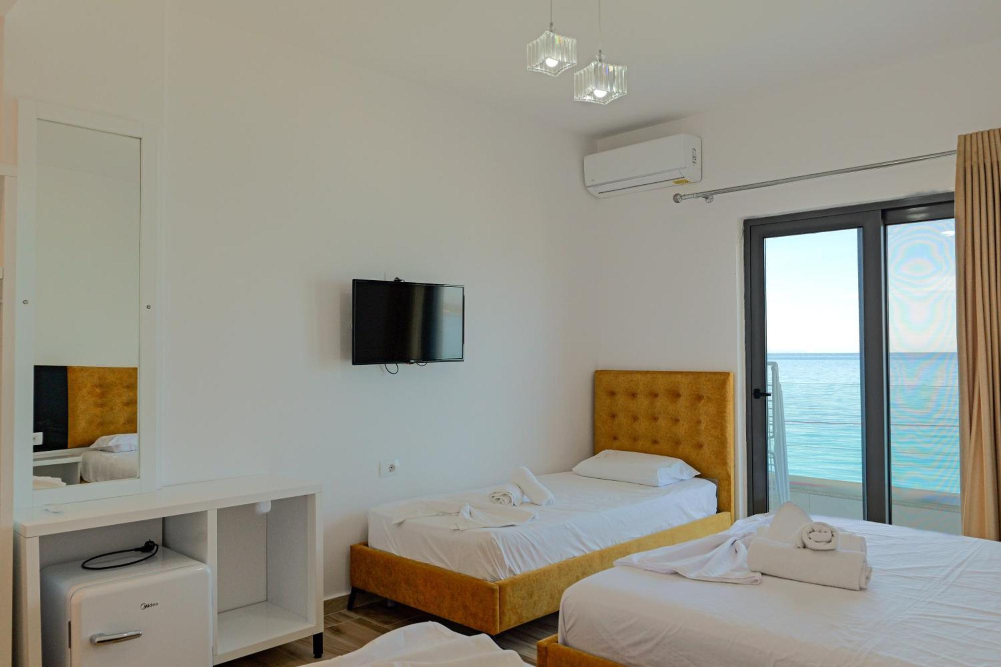 Hotel Take Borsh Bagian luar foto