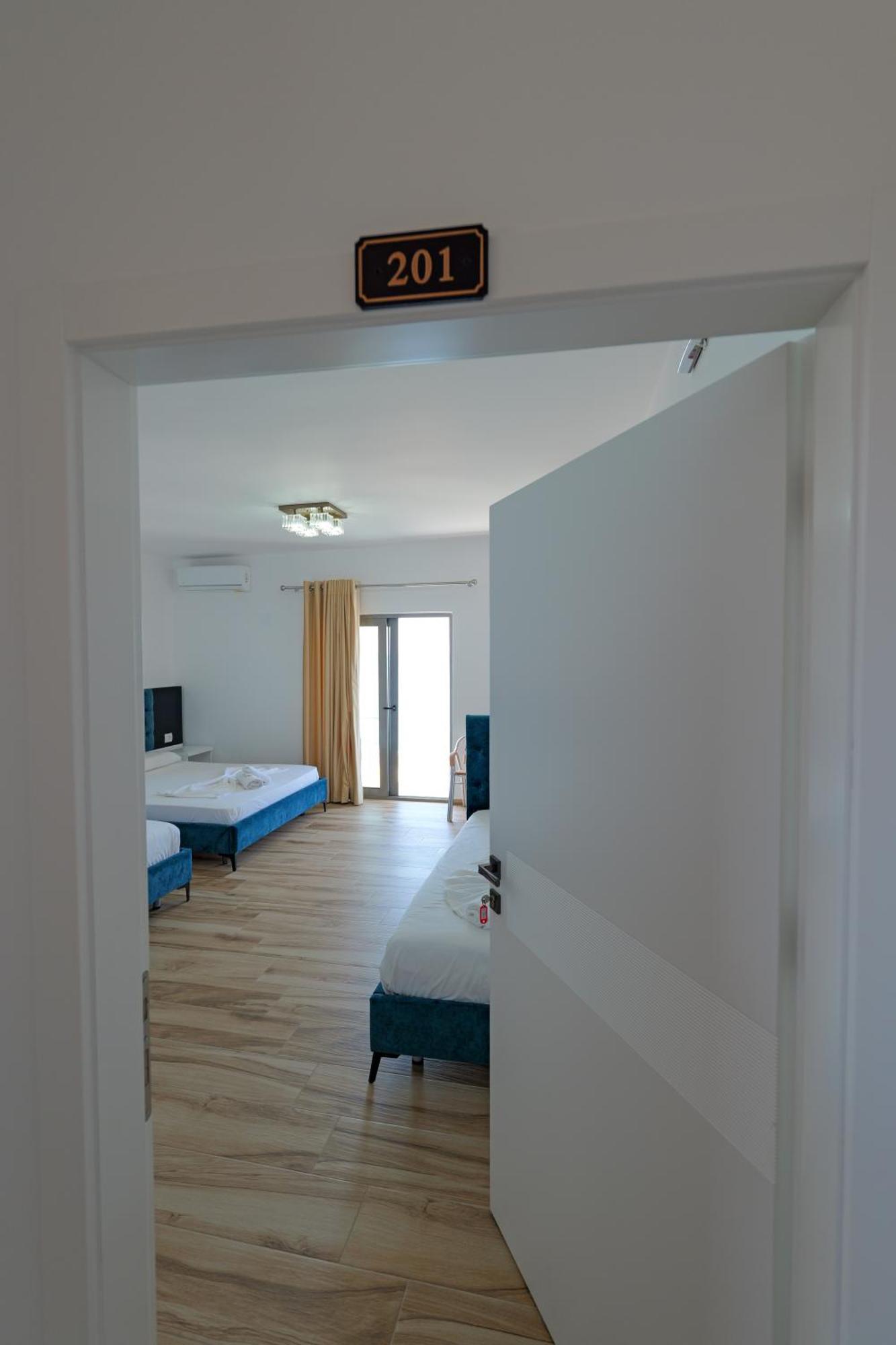 Hotel Take Borsh Bagian luar foto