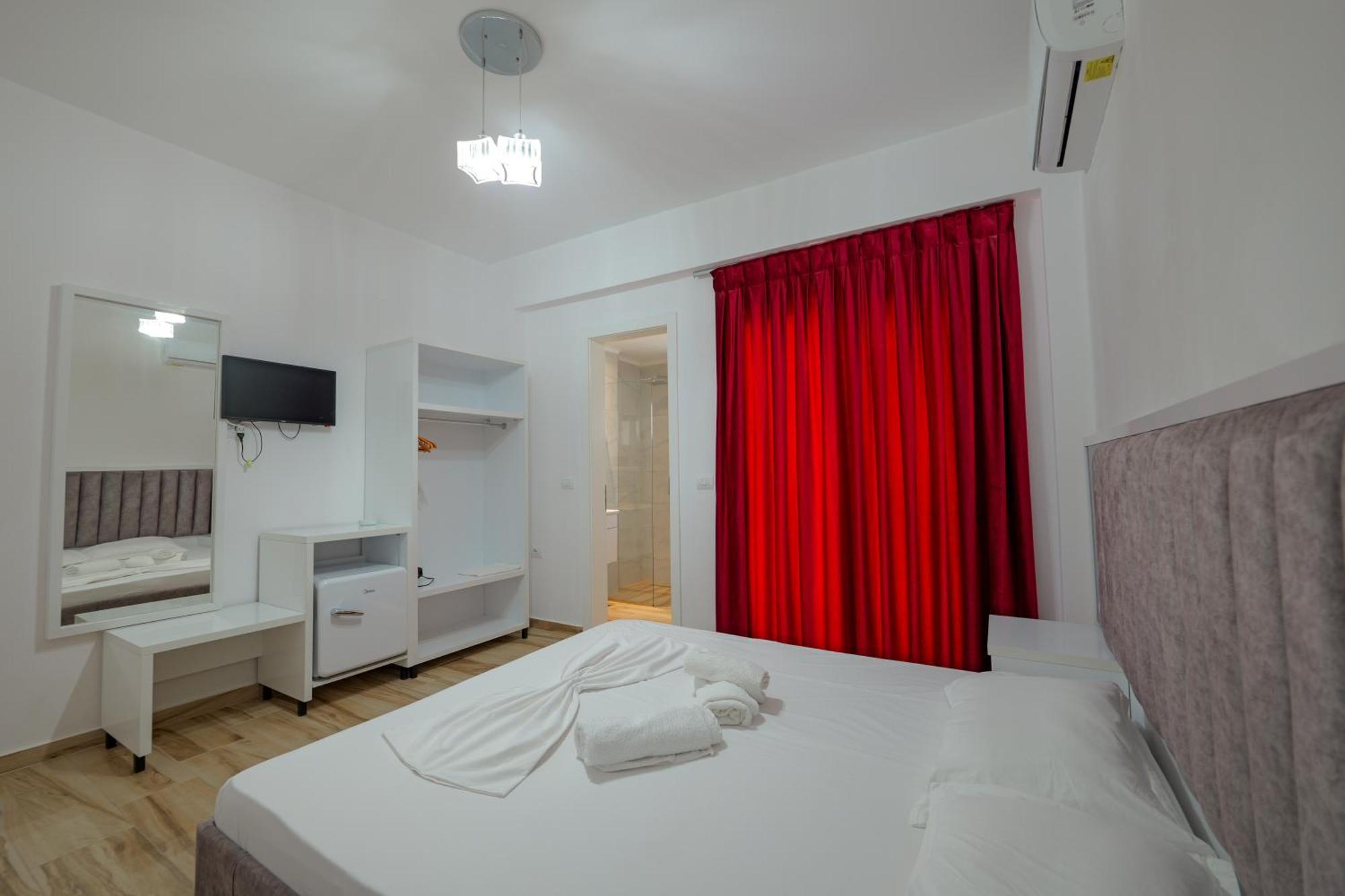 Hotel Take Borsh Bagian luar foto