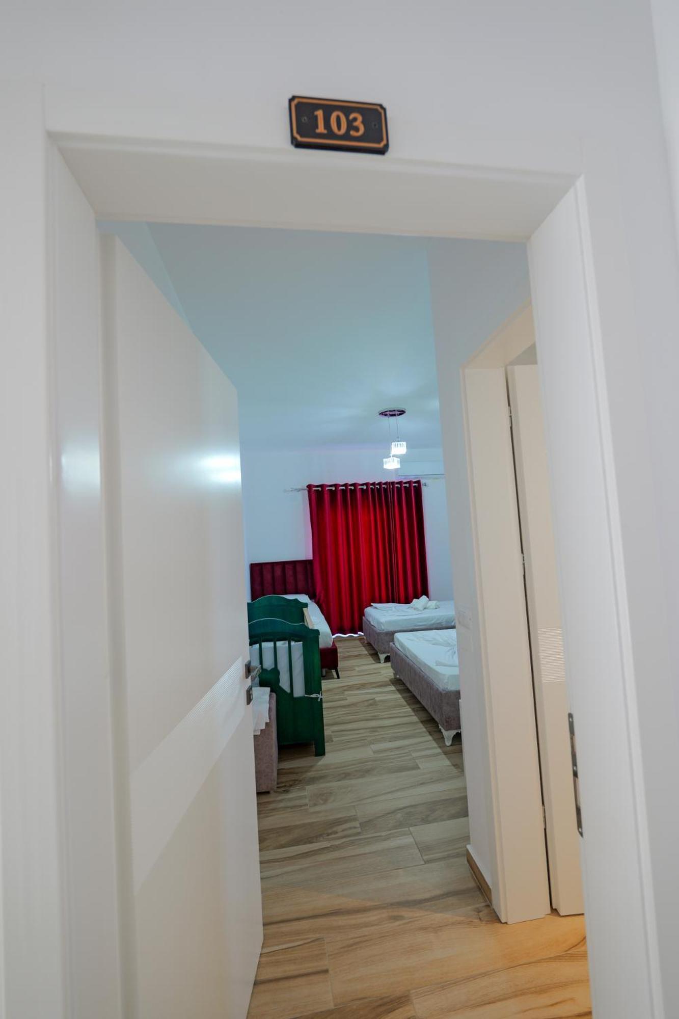 Hotel Take Borsh Bagian luar foto