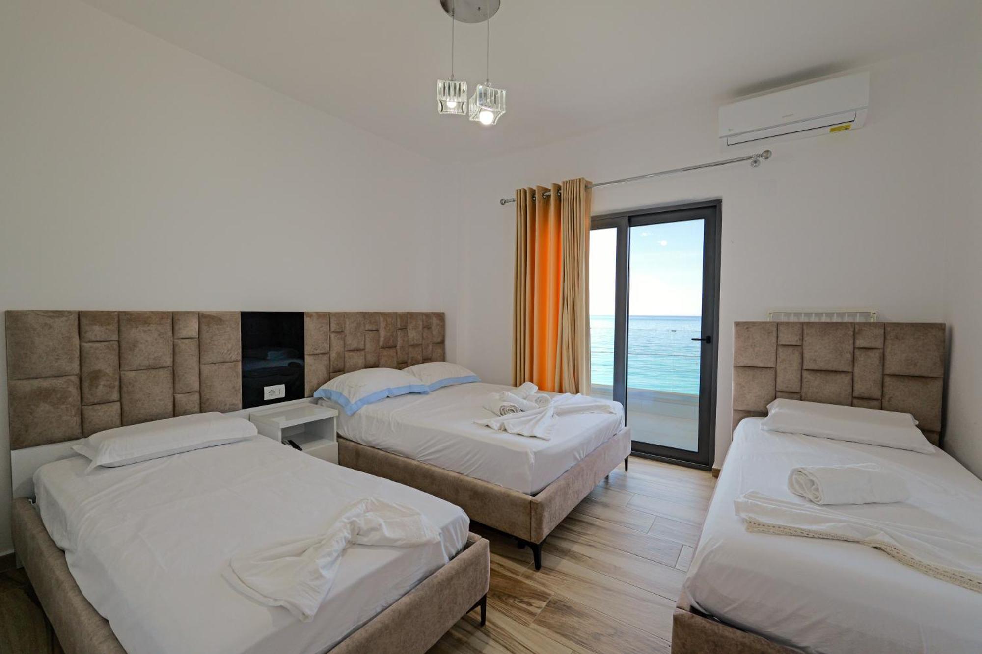 Hotel Take Borsh Bagian luar foto
