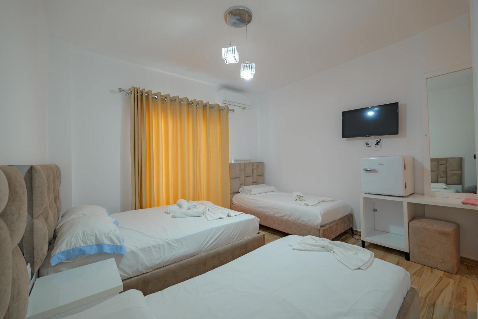 Hotel Take Borsh Bagian luar foto