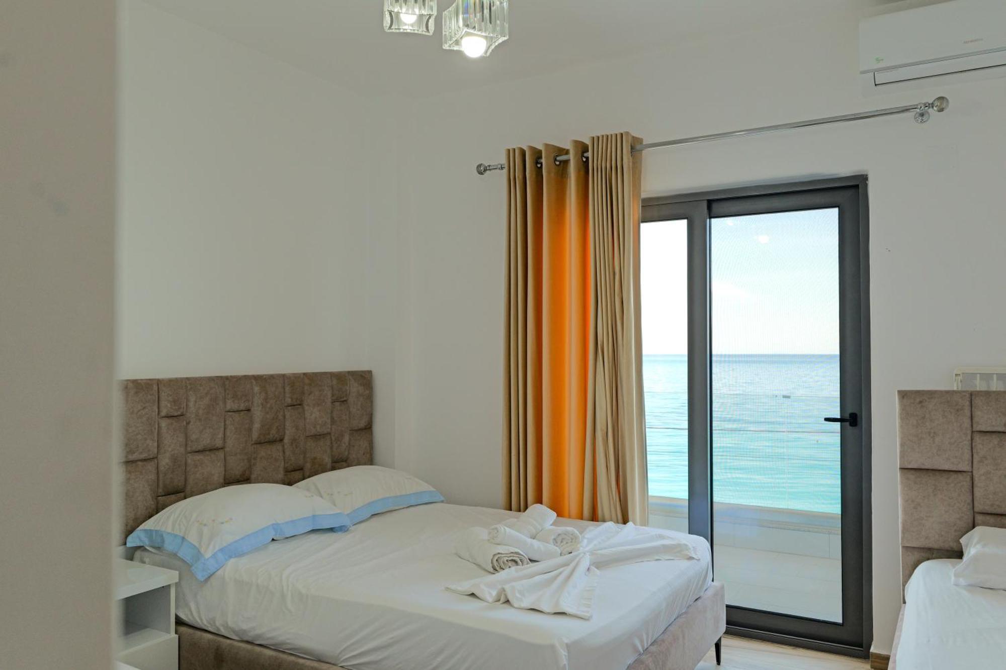 Hotel Take Borsh Bagian luar foto